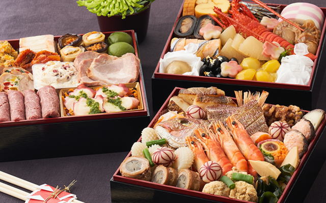オイシックスおせち「上高砂極み」お正月だからこそ味わいたい鯛や煮あわびなど豪華伝統食材の和風おせちに、お子さまからお年寄りまで家族全員で楽しめる洋風おせちを組み合わせた、4~5人の大人数家族向けにおすすめの和洋三段重おせちです。