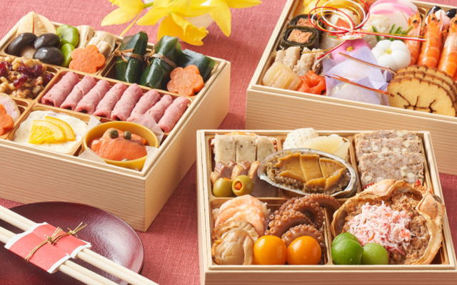 昨年新作「輝 極み」が名前も新たにさらに華やかになった和洋折衷三段重。贅沢に蟹身を甲羅盛りにした海鮮重を筆頭に、彩り豊かな洋風メニューに、お正月に食べる和の定番料理を盛り付けました。